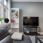 And Historic 2br - 300m To Bryggen Apartment *